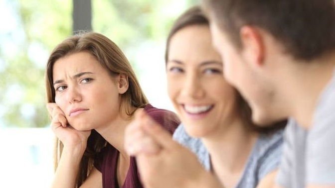 Sevgilinizin sizi bilerek kıskandırmaya çalıştığını anlasanız ne yaparsınız?