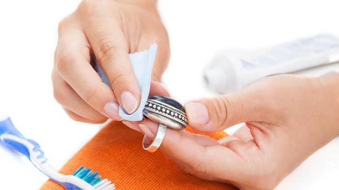 Gümüş takılar nasıl temizlenir?