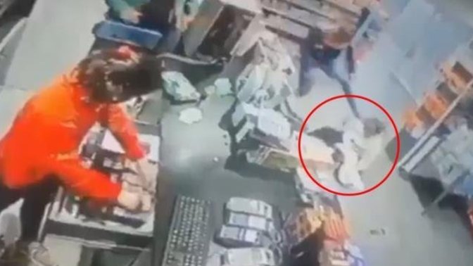 Tekme tokat dövülen kadına yardım etmek yerine izlediler! Siz olsanız ne yapardınız?