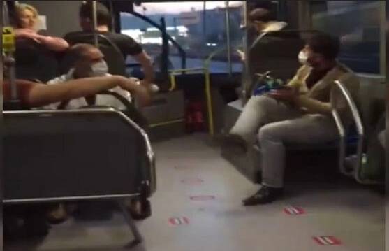"Ben kadınım, karşımda bacak bacak üstüne atamazsın!" dedi, kavga çıktı! Kim haklı?