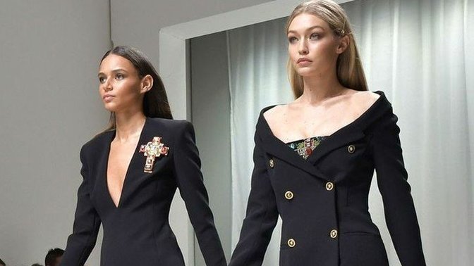 Bir tek ben düşmüş olamam. Versace'nin bu çizmeleri tasarımda 10 üzerinde kaçı hak ediyor?