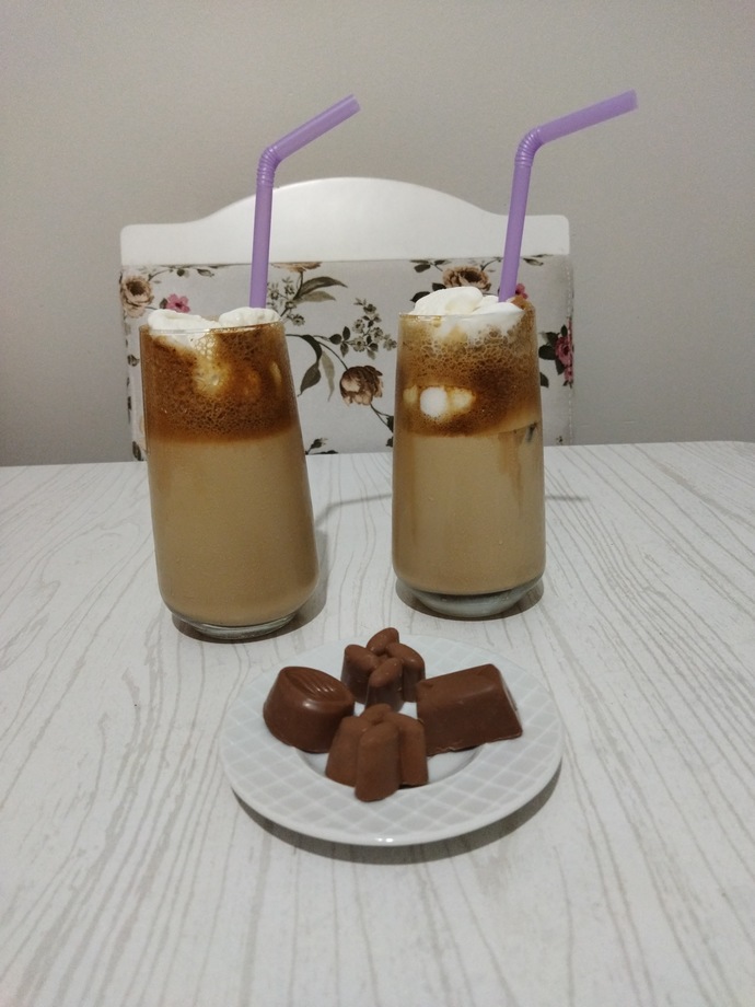 Buz gibi Frappe yaptım. Sıcak yaz günlerinde hangi içeceği tercih ediyorsunuz?