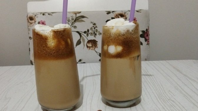 Buz gibi Frappe yaptım. Sıcak yaz günlerinde hangi içeceği tercih ediyorsunuz?