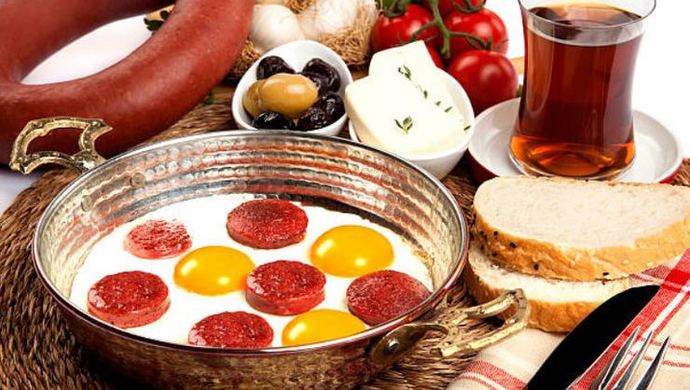 Sucuklu yumurtayı sevmeyen var mı?