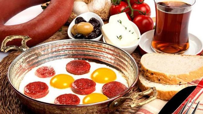 Sucuklu yumurtayı sevmeyen var mı?