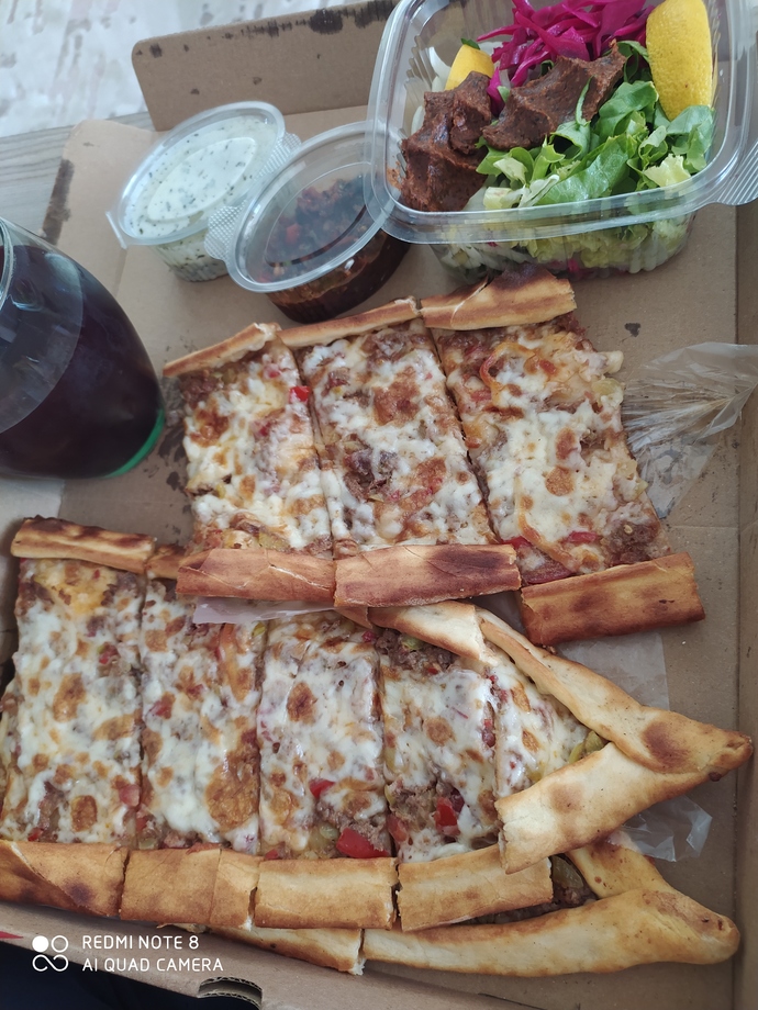Ağır yaşamlar izlerken pide yemek mi?