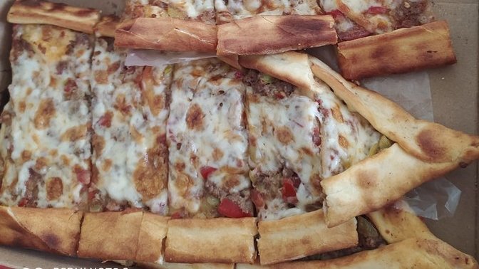Ağır yaşamlar izlerken pide yemek mi?