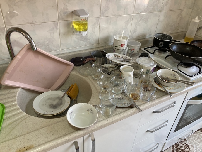 Şu mutfağı toplamama yardım eder misiniz?