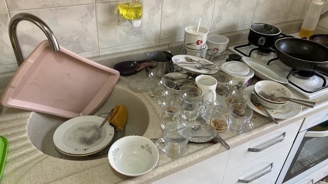 Şu mutfağı toplamama yardım eder misiniz?