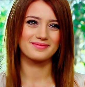 Resimlerdeki İki kızdan birisiyle bir gün geçirme şansınız olsa hangisiyle geçirirdiniz?