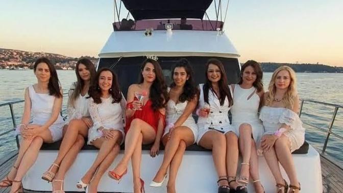 Sevgilinizin, en yakın arkadaşının yatta düzenleyeceği bekarlığa veda partisine katılmasına izin verir miydiniz?