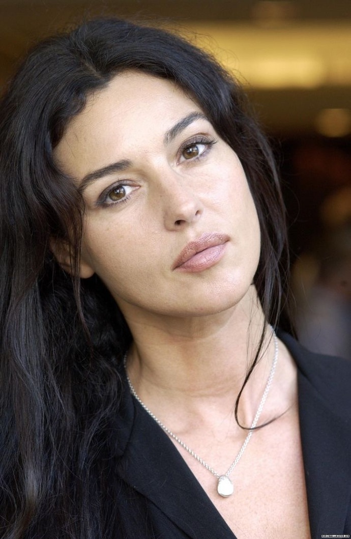Mine Tugay mi daha güzel yoksa Monica Bellucci  mu?