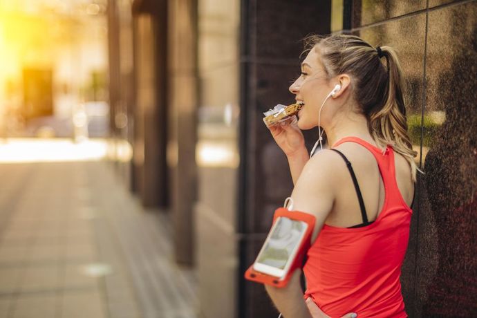 Spor yapmama rağmen gece yemek yemeden duramıyorum. Spor yaparken nasıl beslenmek gerekir?