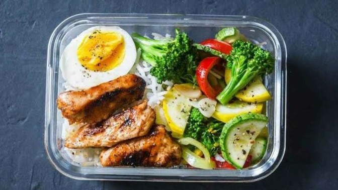 Çalışan biriyim ve dışarıda yemek istemiyorum. Evde neler hazırlayıp işe götürebilirim?
