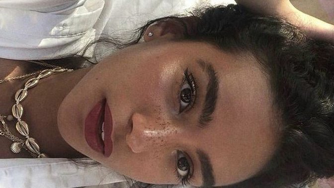 Ben gizlemeye çalışırken diğer kızlar makyajla çil yapıyor. Çil yüzü güzel mi gösterir?