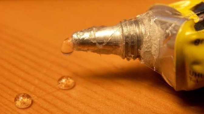 Kıyafetten yapıştırıcı lekesi nasıl çıkar?
