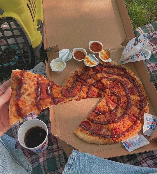 Kim bana pizza ısmarlamak ister?