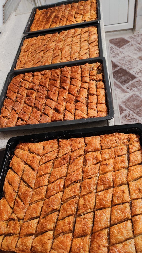 Ev baklavası yaptık. Baklava sever misin?