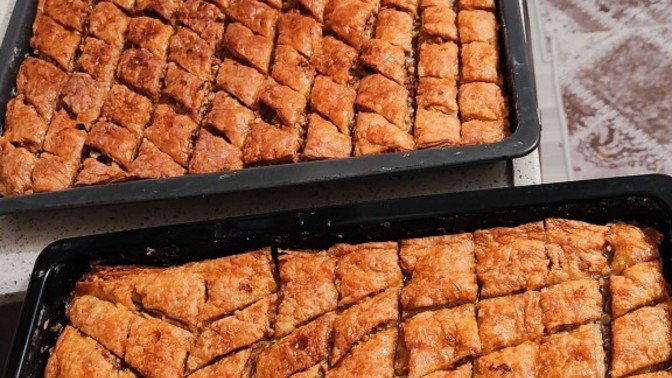 Ev baklavası yaptık. Baklava sever misin?