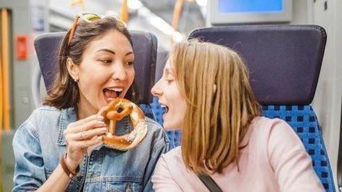 Seyahatte yanınızdaki yolcunun ikramını kabul eder misiniz?