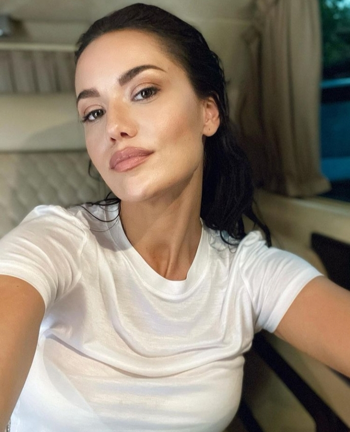 Scarlett Johansson mı daha güzel Fahriye Evcen mi?