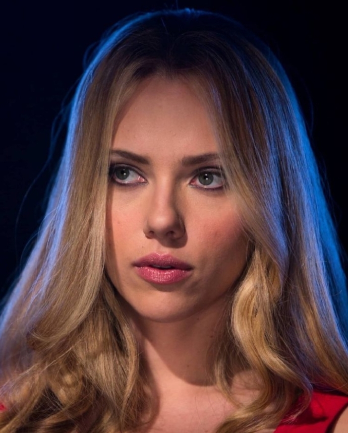 Scarlett Johansson mı daha güzel Fahriye Evcen mi?