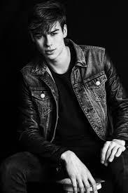 Fransız model Corentin huard yakışıklı mı ben çok beğeniyorum yüz hatları çok hoş?