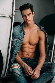 Fransız model Corentin huard yakışıklı mı ben çok beğeniyorum yüz hatları çok hoş?
