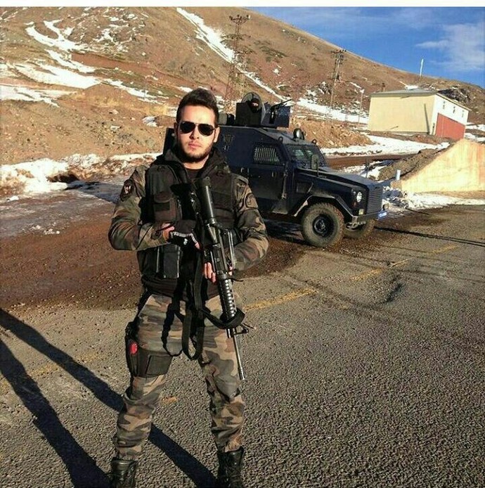 Üniformalı erkekler sadece benim mi hoşuma gidiyor?