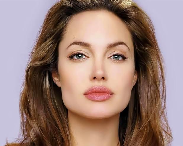 Angelina Jolie mi Hande Erçel mi daha güzel?