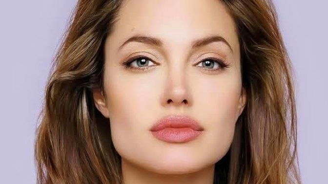 Angelina Jolie mi Hande Erçel mi daha güzel?