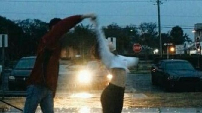 Yağmurdan kaçan değil de benimle yağmurun altında dans edecek süper üper beyi nerde bulabilirim allah aşkına ✍️🙏😔?