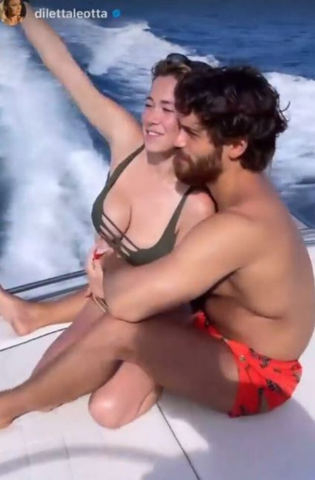 Aldatma durumu ile gündem olan çift kucak kucağa tatilde. Ne düşünüyorsun?
