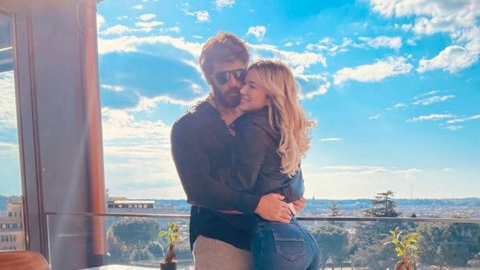 Aldatma durumu ile gündem olan çift kucak kucağa tatilde. Ne düşünüyorsun?