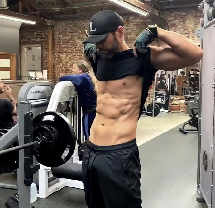 Tom Ellis yakışıklı veya seksi mi nedir bu cazibesi?