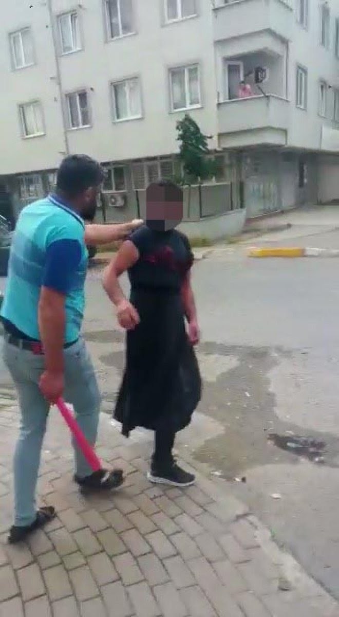Pendikte eşini taciz ettiğini iddia ettiği kişiyi sokakta kadın kıyafetiyle gezdirdi; sopayla dövdü, sizce ne kadar haklı?