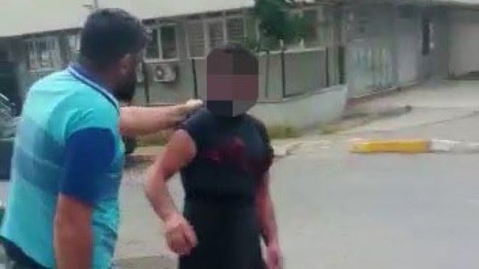 Pendik'te eşini taciz ettiğini iddia ettiği kişiyi sokakta kadın kıyafetiyle gezdirdi; sopayla dövdü, sizce ne kadar haklı?