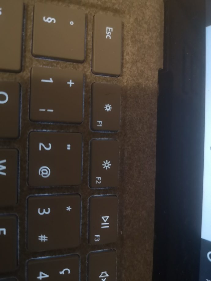 Laptopumun ekran parlaklığı/ekran ışığı çok fazla. Gözümü alıyor. Nasıl azaltabilirim?