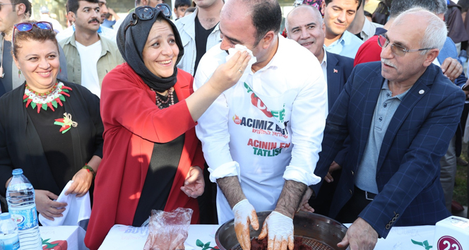 Çiğköfte yoğururken elinizdeki peçeteyle terini silmek istediğiniz birisi var mı?