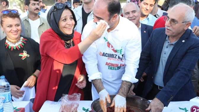 Çiğköfte yoğururken elinizdeki peçeteyle terini silmek istediğiniz birisi var mı?
