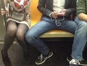 Toplu taşımada bu şekilde oturan insanlar hakkında ne düşünüyorsunuz ?