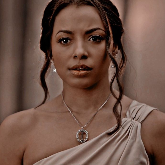 The Vampire Diaries dizisininde favori karakteriniz hangisi?