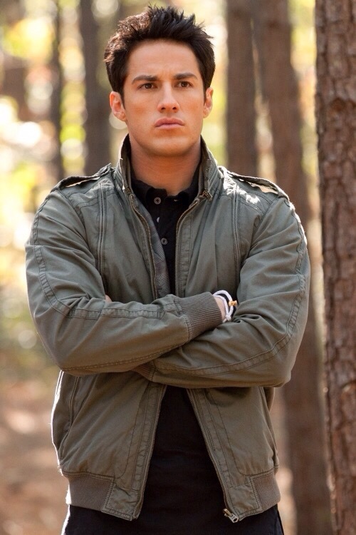 The Vampire Diaries dizisininde favori karakteriniz hangisi?