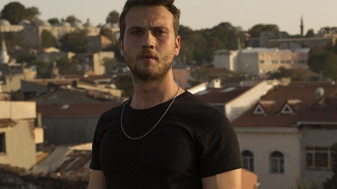 Kendime şöyle siyah tişört boynuma da bi zincir alsam ne yakışır dimi?