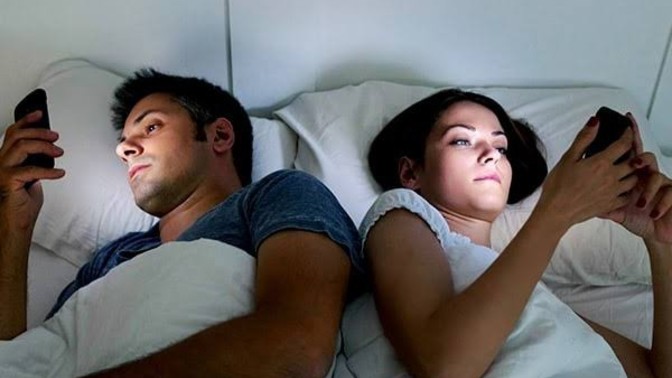 Eşiniz gece telefonla oynasa rahatsız olur musunuz?