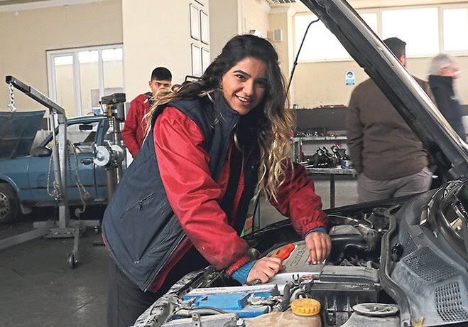 yok mu şöyle arabanın huyundan suyundan anlayan bir hatun