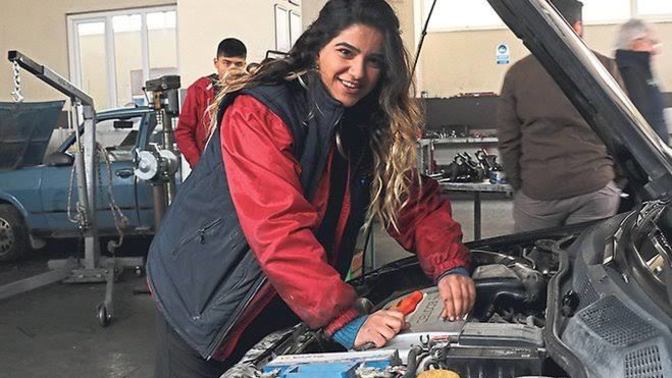 Kızlar araba tamircisinde çalışmak ister miydiniz?