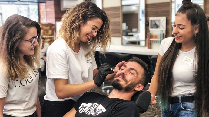 Sevgilinizin karşı cins kuaföre gitmesi sizi rahatsız eder mi?