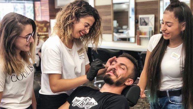 Sevgilinizin karşı cins kuaföre gitmesi sizi rahatsız eder mi?