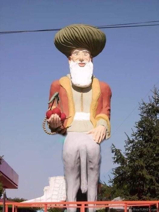 Sizce bu heykel, hocanın eşeğe ters bindiği heykel midir?
